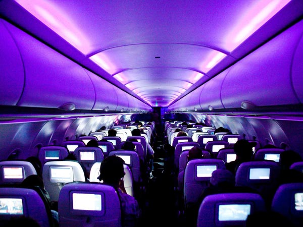 ലാന്റിംഗ് വേളയിൽ വിമാനത്തിലെ വെളിച്ചം കുറയ്ക്കാറുണ്ടല്ലോ ഇതിനുപിന്നിലെന്തായിരിക്കാം?