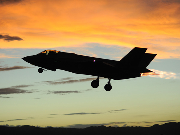 തൊട്ടാൽ വിവരമറിയുമെന്ന് ട്രംപ്; ഐഎസ് ഭീകരെ കൊന്നൊടുക്കിയ ബോംബറടക്കം കൂട്ടിനുള്ളതോ ഉഗ്രശക്തികൾ!!!