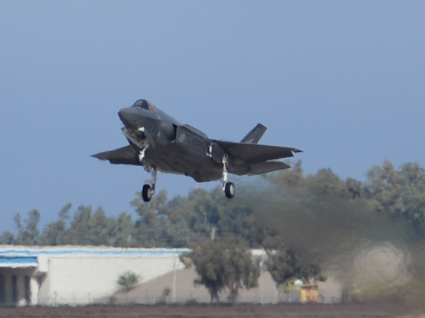 തൊട്ടാൽ വിവരമറിയുമെന്ന് ട്രംപ്; ഐഎസ് ഭീകരെ കൊന്നൊടുക്കിയ ബോംബറടക്കം കൂട്ടിനുള്ളതോ ഉഗ്രശക്തികൾ!!!