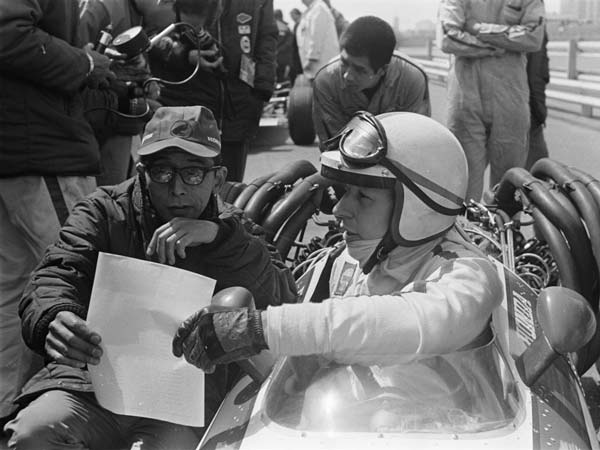 മുന്‍ ലോക ചാമ്പ്യന്‍ ജോണ്‍ സര്‍ട്ടീസ് അന്തരിച്ചു