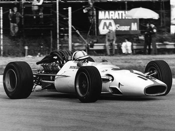 മുന്‍ ലോക ചാമ്പ്യന്‍ ജോണ്‍ സര്‍ട്ടീസ് അന്തരിച്ചു