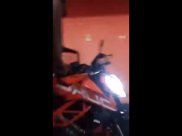 പുത്തന്‍ ഡ്യൂക്കുകളെ നശിപ്പിക്കുന്ന ഷോറൂം ജീവനക്കാരുടെ ദൃശ്യങ്ങള്‍ പുറത്ത്