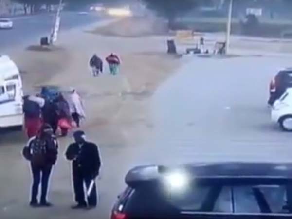 ബൈക്ക് യാത്രികന്റെ അശ്രദ്ധ; സ്വിഫ്റ്റ് ഡിസയര്‍ പറന്നത് തലകീഴായി, ഒഴിവായത് വന്‍ദുരന്തം