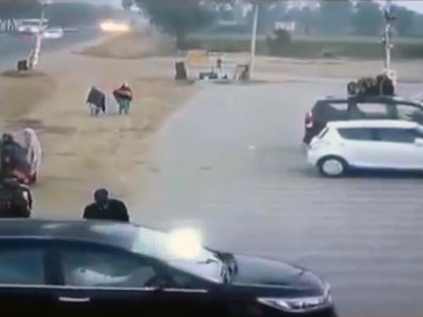 ബൈക്ക് യാത്രികന്റെ അശ്രദ്ധ; സ്വിഫ്റ്റ് ഡിസയര്‍ പറന്നത് തലകീഴായി, ഒഴിവായത് വന്‍ദുരന്തം