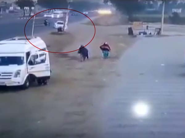 ബൈക്ക് യാത്രികന്റെ അശ്രദ്ധ; സ്വിഫ്റ്റ് ഡിസയര്‍ പറന്നത് തലകീഴായി, ഒഴിവായത് വന്‍ദുരന്തം