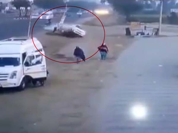 ബൈക്ക് യാത്രികന്റെ അശ്രദ്ധ; സ്വിഫ്റ്റ് ഡിസയര്‍ പറന്നത് തലകീഴായി, ഒഴിവായത് വന്‍ദുരന്തം