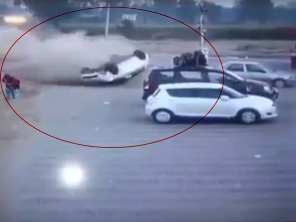 ബൈക്ക് യാത്രികന്റെ അശ്രദ്ധ; സ്വിഫ്റ്റ് ഡിസയര്‍ പറന്നത് തലകീഴായി, ഒഴിവായത് വന്‍ദുരന്തം