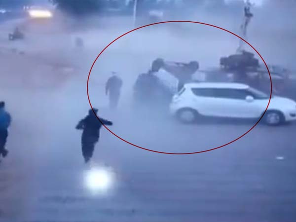 ബൈക്ക് യാത്രികന്റെ അശ്രദ്ധ; സ്വിഫ്റ്റ് ഡിസയര്‍ പറന്നത് തലകീഴായി, ഒഴിവായത് വന്‍ദുരന്തം