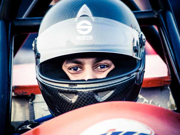 അപകടത്തില്‍ ബിഎംഡബ്ല്യുവിന് തീപിടിച്ചു; റേസിംഗ് താരം അശ്വിനും ഭാര്യയ്ക്കും ഇത് ദാരുണാന്ത്യം