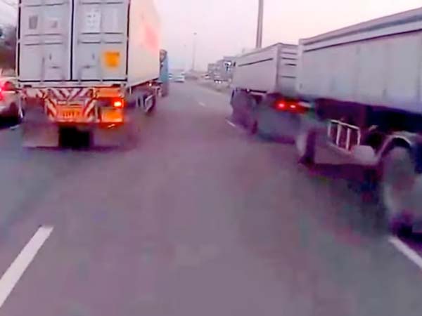 ഇവന്‍ ഭാഗ്യവാനല്ല, അതുക്കും മേലെയാണ്; ട്രക്കിനിടയില്‍ നിന്നും രക്ഷപ്പെടുന്നത് അവിശ്വസനീയം!