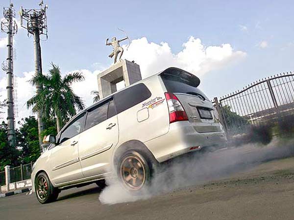 ഇതും ഡ്രൈവിംഗ് പാഠങ്ങള്‍; ഡ്രിഫ്റ്റിംഗിന് ഒടുവില്‍ ഇന്നോവയ്ക്ക് സംഭവിച്ചത് ഇത്