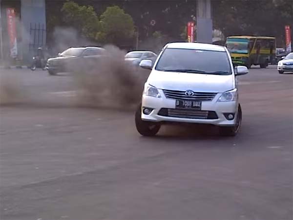 ഇതും ഡ്രൈവിംഗ് പാഠങ്ങള്‍; ഡ്രിഫ്റ്റിംഗിന് ഒടുവില്‍ ഇന്നോവയ്ക്ക് സംഭവിച്ചത് ഇത്