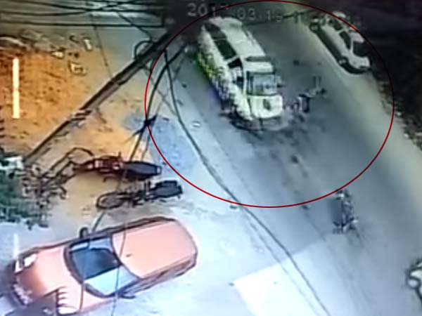 ഇടിച്ചതും പോര നിര്‍ത്താതെ കടന്നും കളഞ്ഞു; ബൈക്കിനെ 'കുത്തിമലര്‍ത്തി' പൊലീസ് കാര്‍