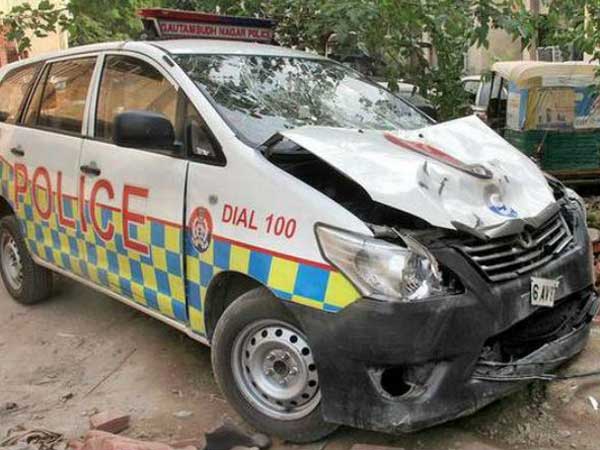 ഇടിച്ചതും പോര നിര്‍ത്താതെ കടന്നും കളഞ്ഞു; ബൈക്കിനെ 'കുത്തിമലര്‍ത്തി' പൊലീസ് കാര്‍