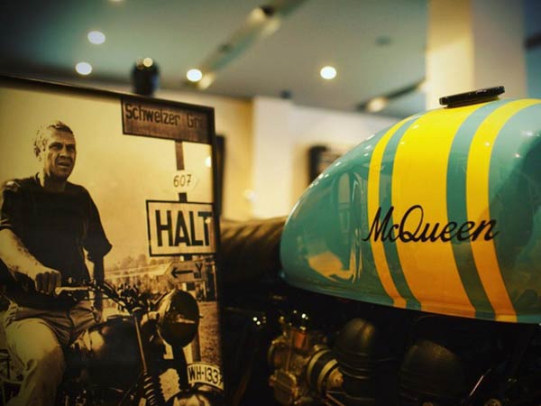 ഇത് ദുല്‍ഖര്‍, കുഞ്ഞിക്ക എന്ന് വിളിക്കും; ഗരാജിലുള്ളതോ ഭീകരന്മാരും!