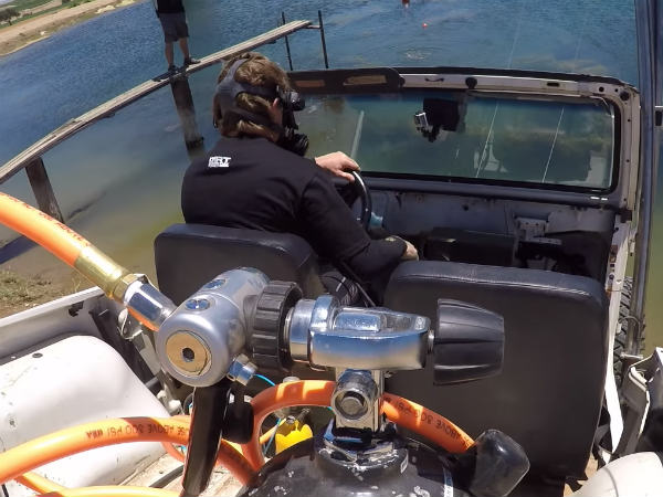 വെള്ളത്തിന് മുകളിലൂടെ അല്ല, വെള്ളത്തിന് അടിയിലൂടെ; ജീപ്പ് റാംഗ്ലറിന്റെ പുത്തന്‍ ഓഫ്‌റോഡിംഗ് വിപ്ലവം