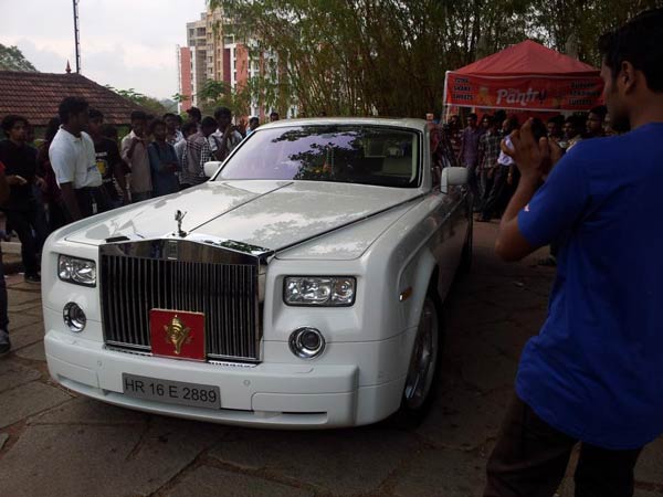 റോള്‍സ് റോയ്‌സിനെ ഒരു ദിവസം മാത്രം സ്വന്തമാക്കിയ മലയാളി