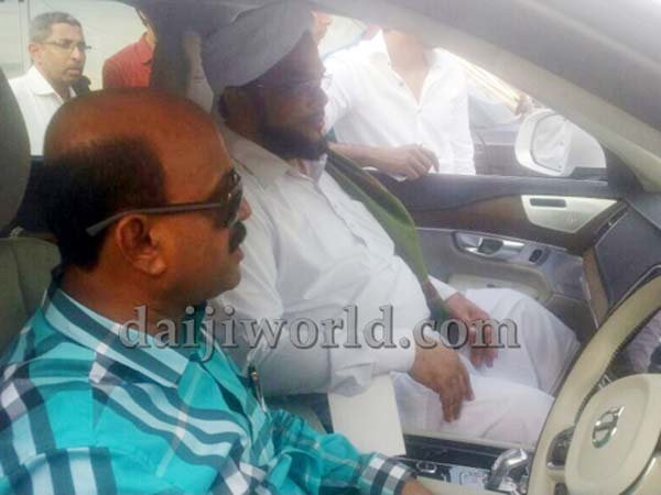 1.6 കോടിയുടെ എസ്‌യുവി രണ്ടാം ദിനം 'കട്ടപ്പുറത്ത്'; കര്‍ണാടക എംഎല്‍എയുടെ ഗതികേട് ഇങ്ങനെ