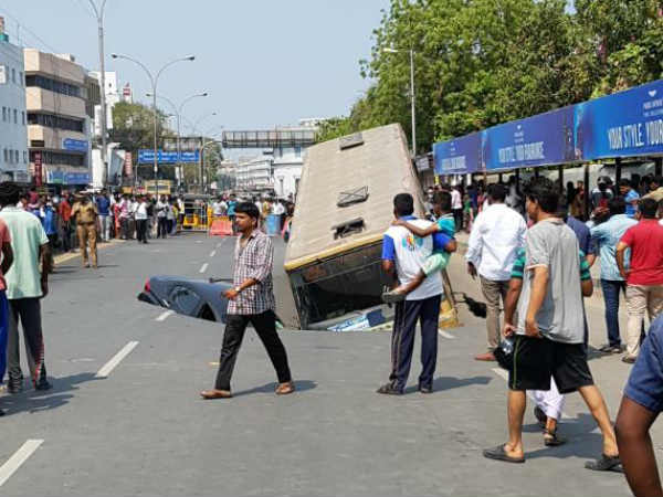 ചെന്നൈയുടെ തിരക്കില്‍ പൊടുന്നനെ റോഡ് ഇടിഞ്ഞ് അഗാധഗര്‍ത്തം; 'ട്രോള്‍ രക്ഷകരായി' മോദിയും ശശികലയും