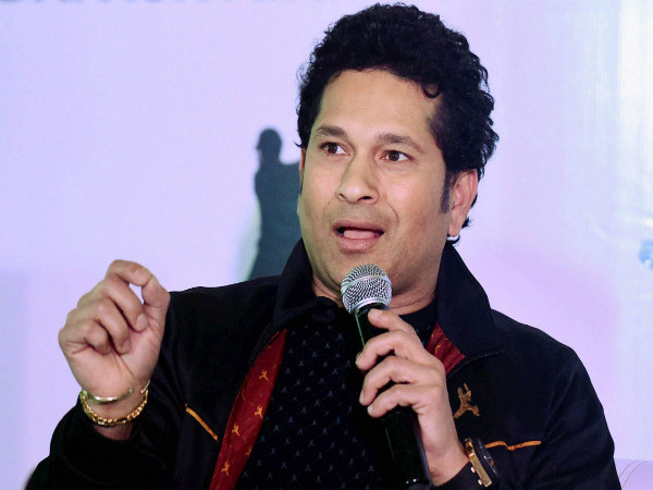 സെല്‍ഫിയ്ക്ക് പോസ് ചെയ്യാം, പക്ഷെ ഹെല്‍മറ്റ് ധരിക്കണം; സച്ചിന്റെ നിലപാടില്‍ കൈയ്യടിച്ച് ഇന്ത്യ