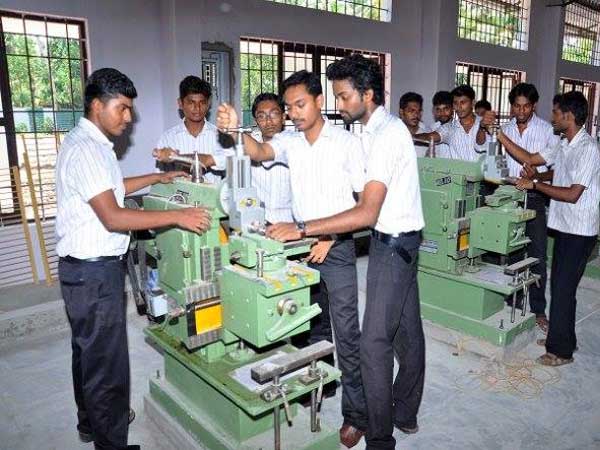 ഇവര്‍ കേരളത്തിന് അഭിമാനം; കരയിലും വെള്ളത്തിലും ഓടുന്ന ബൈക്കുമായി ഈ വിദ്യാര്‍ത്ഥി സംഘം