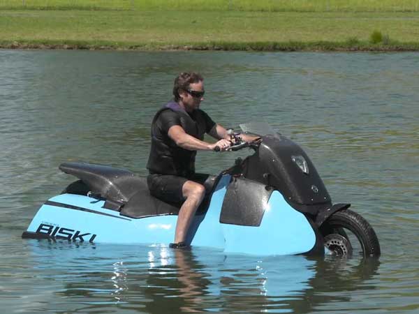 ഇവര്‍ കേരളത്തിന് അഭിമാനം; കരയിലും വെള്ളത്തിലും ഓടുന്ന ബൈക്കുമായി ഈ വിദ്യാര്‍ത്ഥി സംഘം