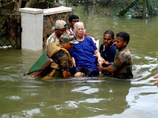 ഇവര്‍ കേരളത്തിന് അഭിമാനം; കരയിലും വെള്ളത്തിലും ഓടുന്ന ബൈക്കുമായി ഈ വിദ്യാര്‍ത്ഥി സംഘം