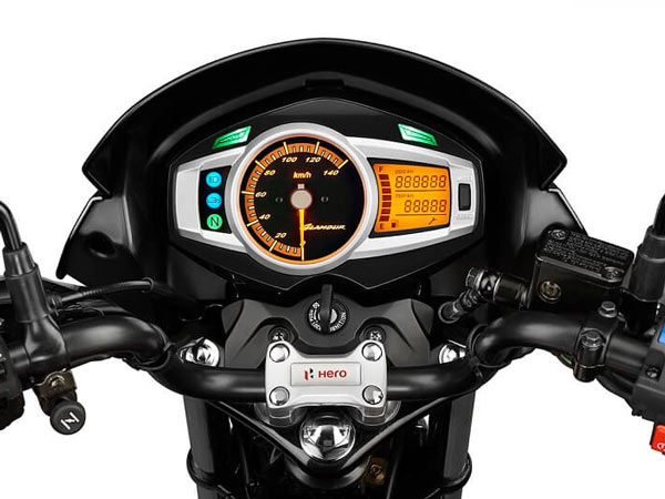 ലുക്ക് മാറ്റി ഗ്ലാമര്‍; ഇത് ഹീറോയുടെ സ്‌റ്റൈലന്‍ വരവ്