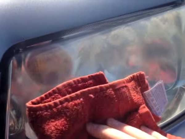 ഹെഡ്‌ലാമ്പുകള്‍ക്ക് മങ്ങല്‍ ഉണ്ടോ? ടൂത്ത്പേസ്റ്റ് ഉപയോഗിച്ച് തിളക്കം തിരികെ കൊണ്ട് വരാം