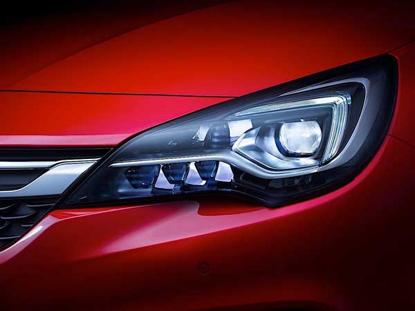 ഹെഡ്‌ലാമ്പുകള്‍ക്ക് മങ്ങല്‍ ഉണ്ടോ? ടൂത്ത്പേസ്റ്റ് ഉപയോഗിച്ച് തിളക്കം തിരികെ കൊണ്ട് വരാം