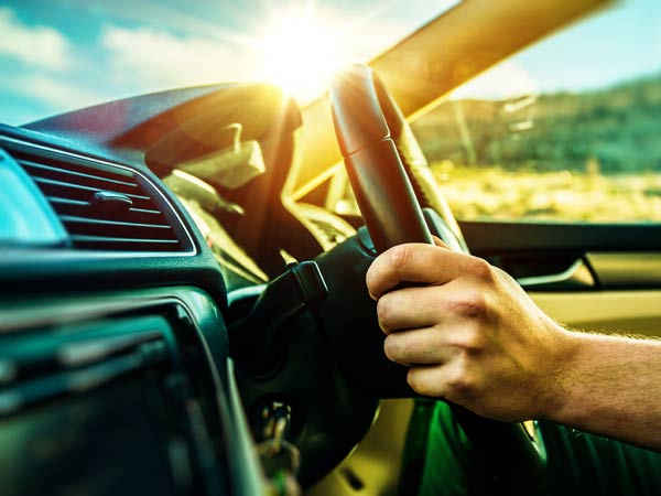 ശ്രദ്ധിക്കുക! ഡ്രൈവിംഗില്‍ ചെയ്യാന്‍ പാടില്ലാത്ത അഞ്ച് കാര്യങ്ങള്‍