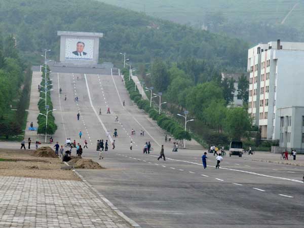 കിം ജോങ് ഉന്‍ 'ടച്ച്' ഇവിടെയും; ഉത്തര കൊറിയയിലെ വിചിത്രമായ റോഡ് നിയമങ്ങള്‍