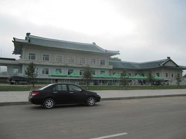 കിം ജോങ് ഉന്‍ 'ടച്ച്' ഇവിടെയും; ഉത്തര കൊറിയയിലെ വിചിത്രമായ റോഡ് നിയമങ്ങള്‍