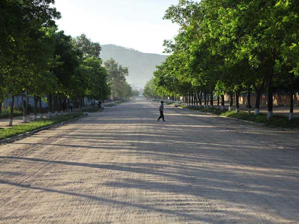 കിം ജോങ് ഉന്‍ 'ടച്ച്' ഇവിടെയും; ഉത്തര കൊറിയയിലെ വിചിത്രമായ റോഡ് നിയമങ്ങള്‍