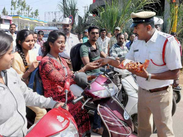 ട്രാഫിക്ക് ചെക്കിംഗിനെ ഭയക്കേണ്ടതില്ല; നിങ്ങളുടെ അവകാശങ്ങള്‍ ഇതൊക്കെ