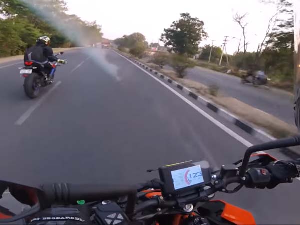 2017 കെടിഎം ഡ്യൂക്ക് 390 Vs യമഹ R3 — ആര് ജയിക്കും?; വീഡിയോ കാണാം