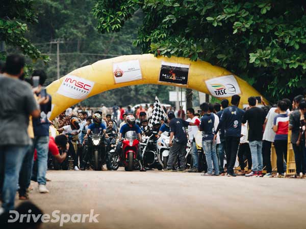 സൂപ്പര്‍കാറുകളും, സൂപ്പര്‍ബൈക്കുകളും പിന്നെ സ്റ്റണ്ടും; ആല്‍വ മോട്ടോറിഗ് 4 സമാപിച്ചു