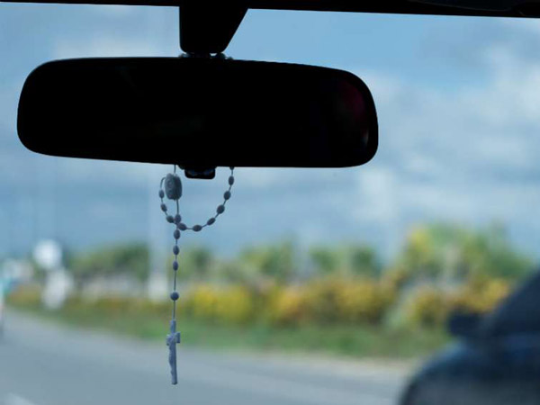 ഡ്രൈവര്‍മാരുടെ ശ്രദ്ധ തെറ്റിക്കുന്നു; ഡാഷ്‌ബോര്‍ഡില്‍ നിന്നും മതചിഹ്നങ്ങള്‍ നീക്കണമെന്ന് നിര്‍ദ്ദേശം