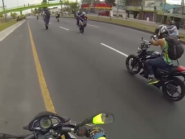 കൈവിട്ട സ്റ്റണ്ടിംഗും 'ബുദ്ധിമാനായ' റൈഡറും; വീഡിയോ വൈറല്‍