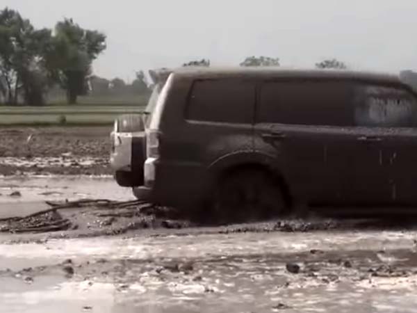 നിലം ഉഴുതു മറിക്കാന്‍ 70 ലക്ഷം രൂപയുടെ എസ്‌യുവി; ഇന്ത്യന്‍ കര്‍ഷകന്‍റെ വീഡിയോ വൈറൽ