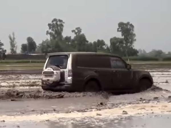 നിലം ഉഴുതു മറിക്കാന്‍ 70 ലക്ഷം രൂപയുടെ എസ്‌യുവി; ഇന്ത്യന്‍ കര്‍ഷകന്‍റെ വീഡിയോ വൈറൽ