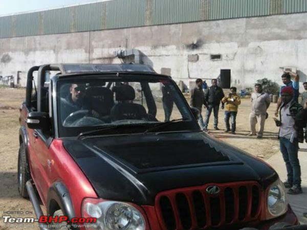 മാരുതി സര്‍വീസ് സെന്ററില്‍ ധോണിയുടെ ലാന്‍ഡ് റോവര്‍; കാരണം ഇത്