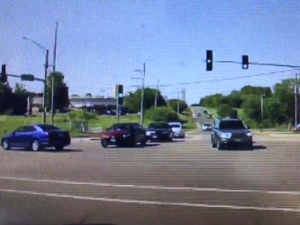 ഓടുന്ന കാറിലേക്ക് എടുത്തു ചാടി രക്ഷപ്പെടുത്തല്‍; കൈയ്യടിച്ച് സോഷ്യല്‍ മീഡിയ