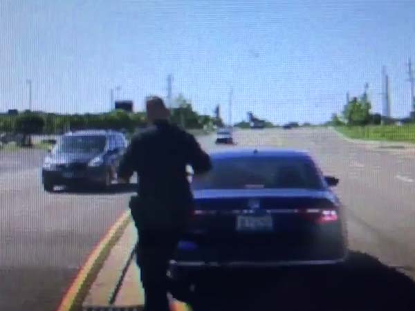 ഓടുന്ന കാറിലേക്ക് എടുത്തു ചാടി രക്ഷപ്പെടുത്തല്‍; കൈയ്യടിച്ച് സോഷ്യല്‍ മീഡിയ