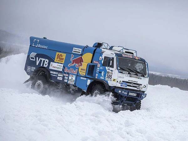 വായുവില്‍ കുതിച്ച് ചാടുന്ന 1000 bhp റാലി ട്രക്ക്; വീഡിയോ വൈറല്‍