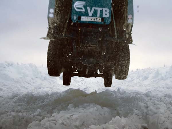 വായുവില്‍ കുതിച്ച് ചാടുന്ന 1000 bhp റാലി ട്രക്ക്; വീഡിയോ വൈറല്‍