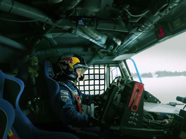 വായുവില്‍ കുതിച്ച് ചാടുന്ന 1000 bhp റാലി ട്രക്ക്; വീഡിയോ വൈറല്‍