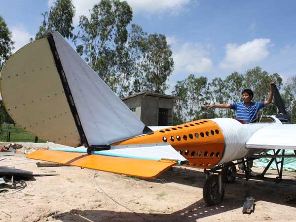 യൂട്യൂബ് വീഡിയോ കണ്ട് കംബോഡിയന്‍ സ്വദേശി നിര്‍മ്മിച്ചത് വിമാനത്തെ!