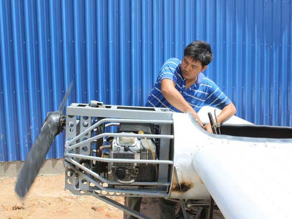 യൂട്യൂബ് വീഡിയോ കണ്ട് കംബോഡിയന്‍ സ്വദേശി നിര്‍മ്മിച്ചത് വിമാനത്തെ!