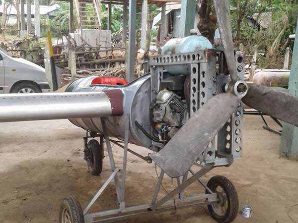 യൂട്യൂബ് വീഡിയോ കണ്ട് കംബോഡിയന്‍ സ്വദേശി നിര്‍മ്മിച്ചത് വിമാനത്തെ!